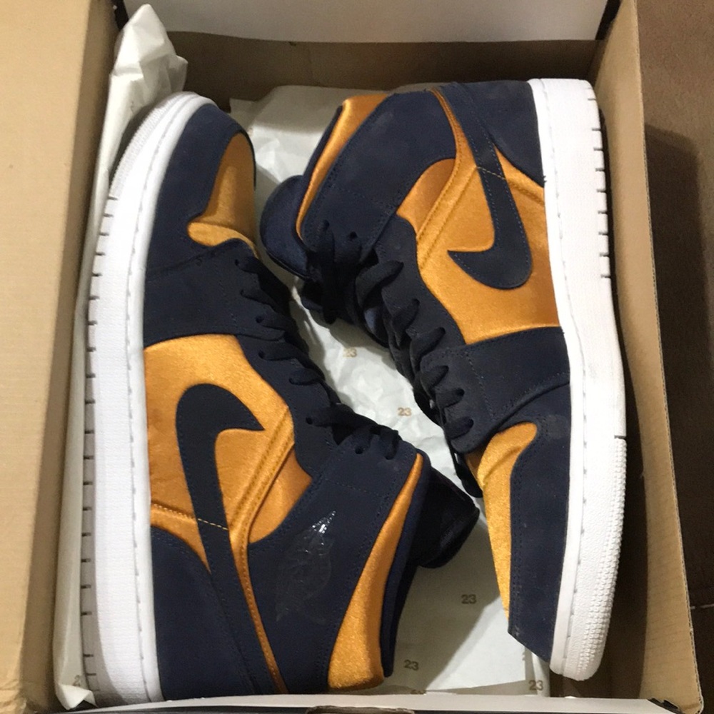 Air Jordan 1 Mid SE